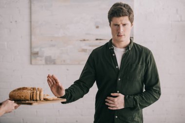 kırpılan görünümünü kesme tahtası ile ekmek gluten alerjisi olan yakışıklı adam yakın tutan kadın  