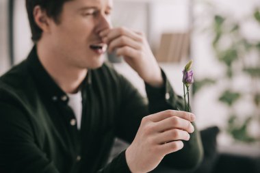seçici odak hapşırma adamın elinde çiçek 