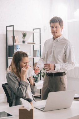 üzgün işadamı hapları ve su sarışın hapşırma meslektaşım yakınındaki ofiste holding 