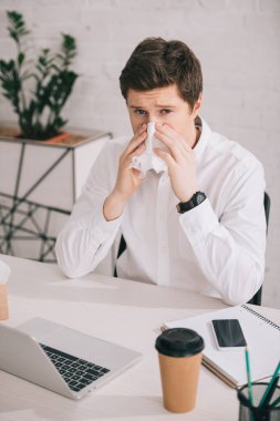 yakışıklı işadamı laptop ve smartphone Office yakınındaki otururken dokusunda hapşırma 