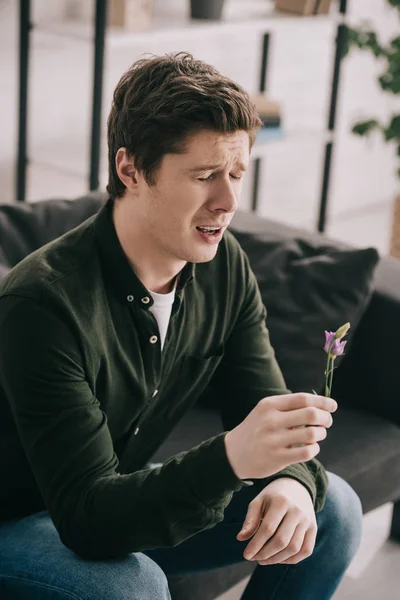 Hombre Guapo Sosteniendo Flor Estornudando Casa Con Los Ojos Cerrados — Foto de Stock