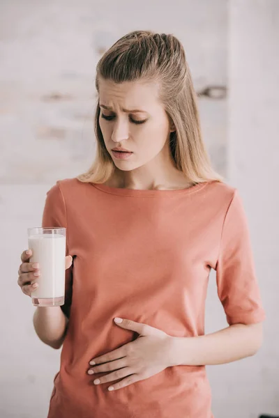 Mulher Atraente Com Intolerância Lactose Olhando Para Vidro Leite — Fotografia de Stock