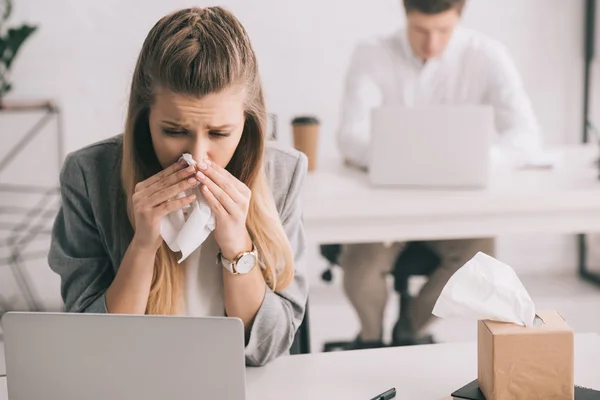 Rubia Mujer Negocios Estornudando Tejido Cerca Compañero Trabajo Oficina — Foto de Stock