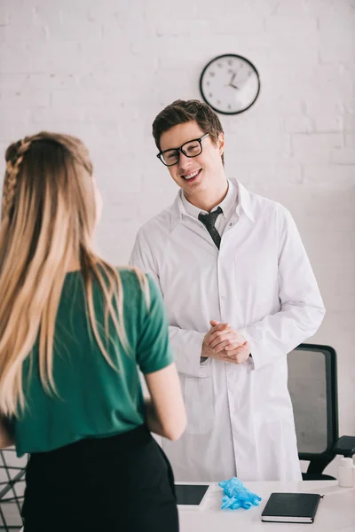 Vista Posterior Mujer Pie Cerca Del Médico Gafas Abrigo Blanco — Foto de Stock