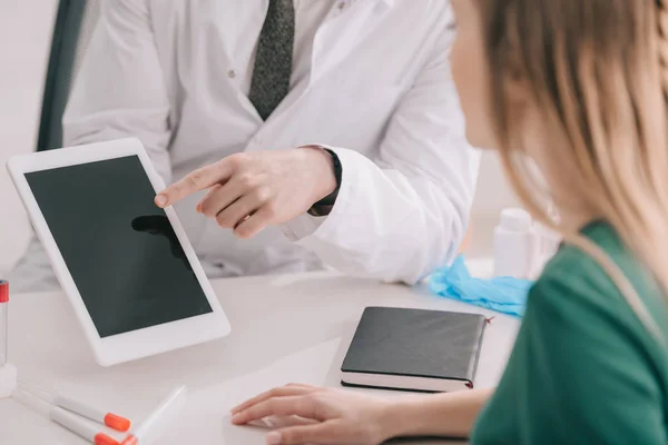 디지털 태블릿 화면에서 손가락으로 가리키는 코트에 의사의 보기를 — 스톡 사진