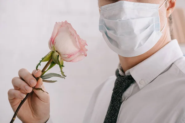 Vista Recortada Del Hombre Traje Máscara Médica Sosteniendo Rosa — Foto de Stock