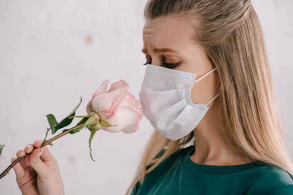 Blonde Frau Mit Pollenallergie Trägt Medizinische Maske Und Duftende Rose — Stockfoto