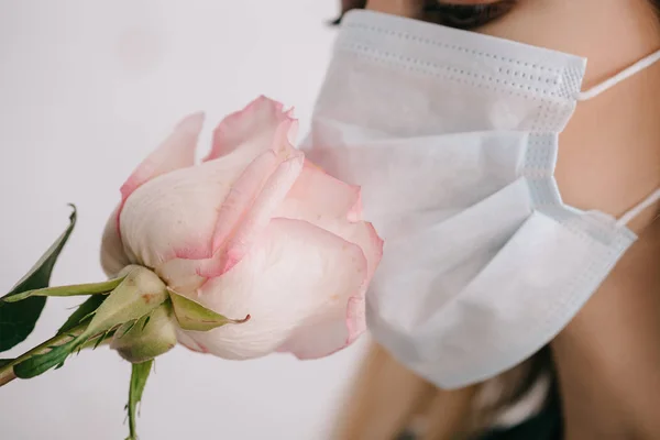 Recortado Vista Mujer Médico Máscara Oliendo Rosa — Foto de Stock