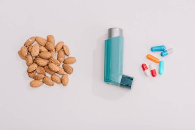 hap ve mavi inhaler yakınındaki lezzetli badem üstten görünüm Grey