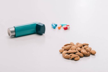 seçici odak hapları ve Grey mavi inhaler lezzetli badem