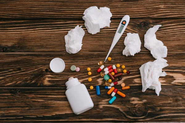 Felülnézet Fehér Szövetek Közelében Hőmérővel Üveg Tabletták Felületre — Stock Fotó