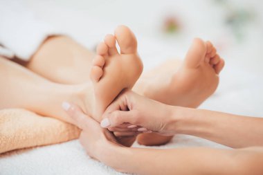 Spa yetişkin kadın ayak masajı yapan masör kırpılmış görünümü