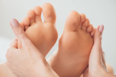 Spa yetişkin kadın ayak masajı yapan masör kırpılmış görünümü