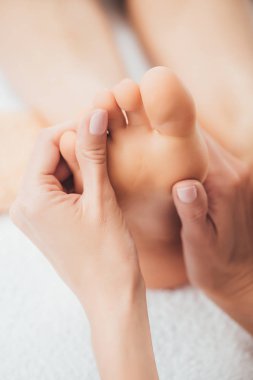 Spa yetişkin kadın ayak masajı yapan masör kırpılmış görünümü