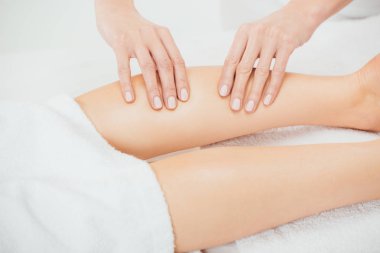 Spa yetişkin kadın ayak masajı yapan masör kısmi görünümü