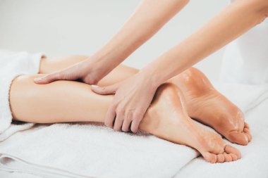 Spa yetişkin kadın ayak masajı yapan masör kısmi görünümü