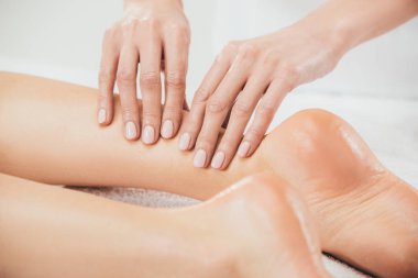 Spa yetişkin kadın ayak masajı yapan masör kısmi görünümü