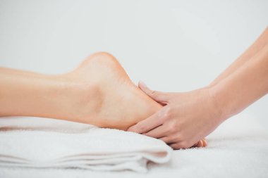 Spa yetişkin kadın ayak masajı yapan masör kısmi görünümü