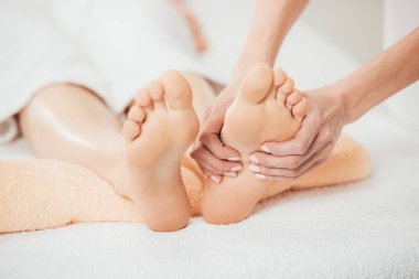 Spa yetişkin kadın ayak masajı yapan masör kısmi görünümü