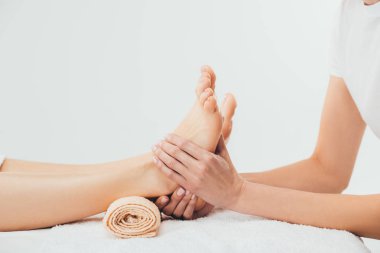 Spa yetişkin kadın ayak masajı yapan masör kısmi görünümü