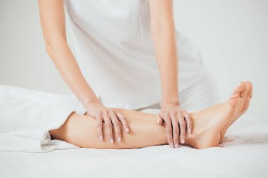 Spa yetişkin kadın ayak masajı yapan masör kısmi görünümü