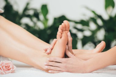 Spa yetişkin kadın ayak masajı yapan masör kısmi görünümü