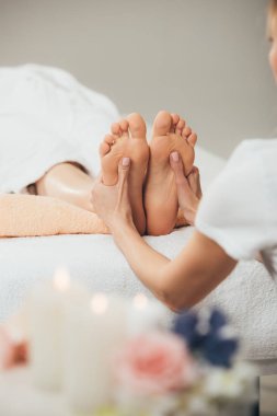 Spa yetişkin kadın ayak masajı yapan masör kırpılmış görünümü