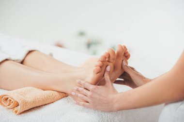 Spa yetişkin kadın ayak masajı yapan masör kırpılmış görünümü