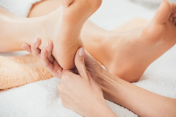 Bijgesneden Weergave Van Masseur Doen Voet Massage Voor Volwassen Vrouw — Stockfoto