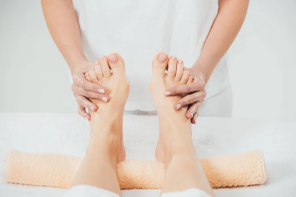 Gedeeltelijke Weergave Van Masseur Doen Voet Massage Aan Volwassen Vrouw — Stockfoto