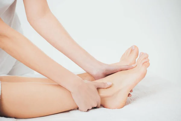 Visão Parcial Massagista Fazendo Massagem Nos Pés Para Mulher Adulta — Fotografia de Stock