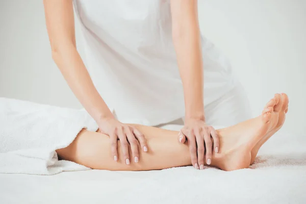 Gedeeltelijke Weergave Van Masseur Doen Voet Massage Aan Volwassen Vrouw — Stockfoto