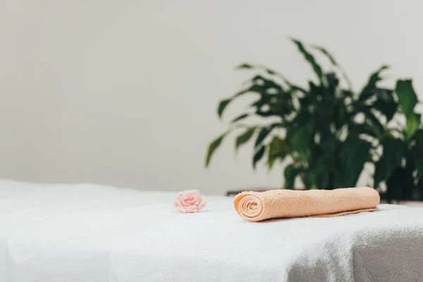 Selektiver Fokus Der Massageliege Mit Rosa Und Beigem Handtuch Wellnessbereich — Stockfoto