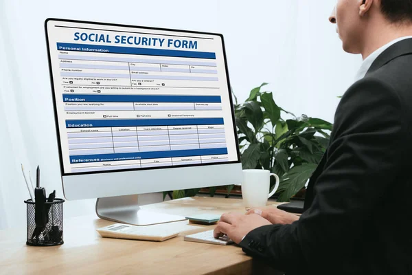 Przycięte Widok Wypełniania Przez Człowieka Social Security Form Aplikacji Concept — Zdjęcie stockowe