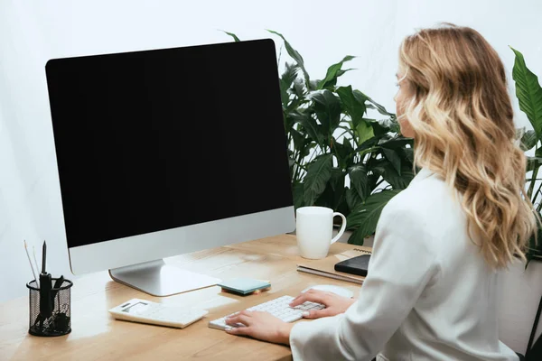 Mujer Adulta Usando Computadora Con Pantalla Blanco Oficina —  Fotos de Stock