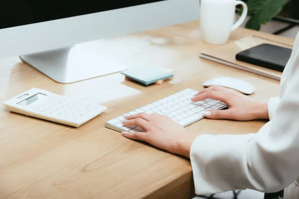 Visão Cortada Mulher Adulta Digitando Teclado Computador — Fotografia de Stock