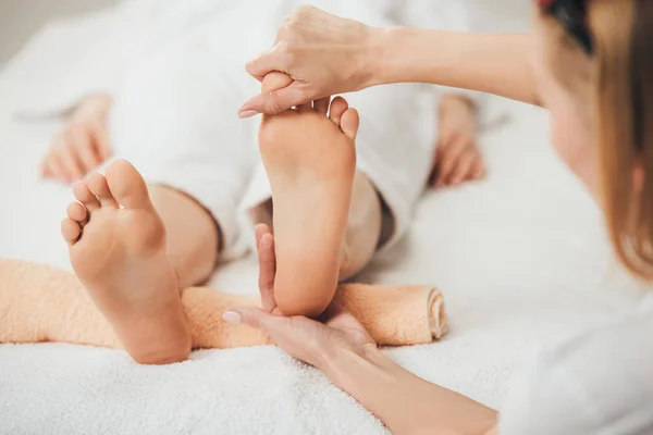 Gedeeltelijke Weergave Van Masseur Doen Voet Massage Aan Volwassen Vrouw — Stockfoto