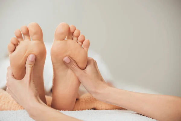 Visão Parcial Massagista Fazendo Massagem Nos Pés Para Mulher Adulta — Fotografia de Stock