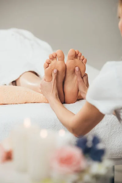 Vista Cortada Massagista Fazendo Massagem Nos Pés Para Mulher Adulta — Fotografia de Stock