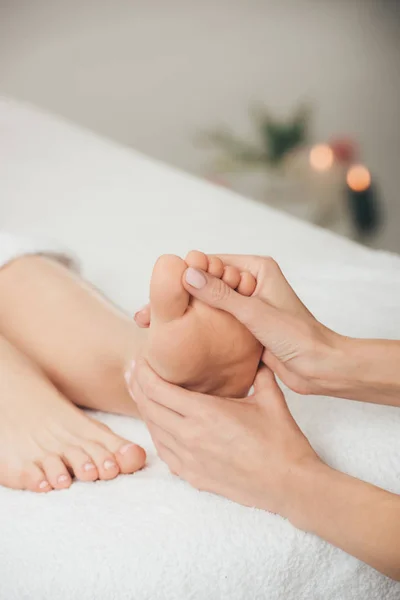 Vista Ritagliata Del Massaggiatore Che Massaggio Piedi Alla Donna Adulta — Foto Stock