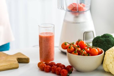 kiraz domates ve Blender yakın lezzetli Smoothie cam 