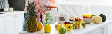 Cam lezzetli Smoothie dökme genç kadının panoramik çekim  