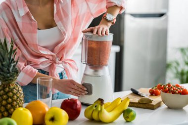 Blender lezzetli Smoothie hazırlanıyor kadın kırpılmış görünümü 