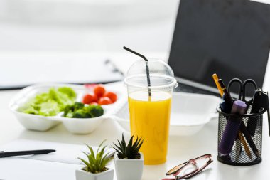 boş ekran ile lezzetli sebze ve dizüstü yakın portakal suyu ve yeşil bitkiler