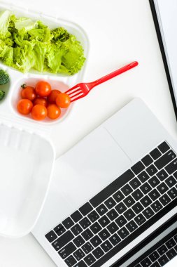 Laptop yakın organik sebzeler ile paket kutusu üst görünümü