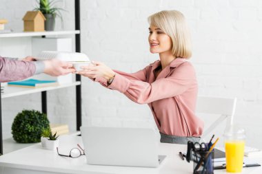 adam mutlu genç Freelancer için Fast Food kutusu veren kırpılmış görünümü 