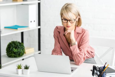 gözlük içinde penis Genç Sarışın Freelancer laptop bakıyor 