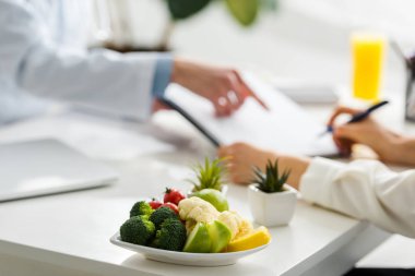 kadınlarda yakın lezzetli organik meyve ve sebze seçici odak 