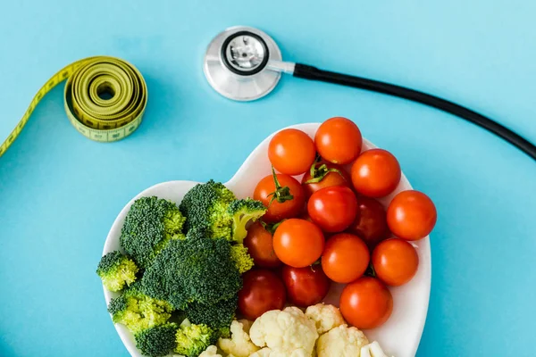 Verduras Orgánicas Sabrosas Forma Corazón Placa Cerca Cinta Métrica Estetoscopio — Foto de Stock