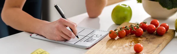 Tiro Panorâmico Mulher Escrevendo Caderno Com Plano Lettering Perto Comida — Fotografia de Stock